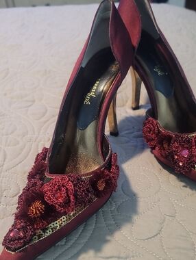 Size 11W J.Renee Burgundy Floral Appliqué Pointed-Toe Heels